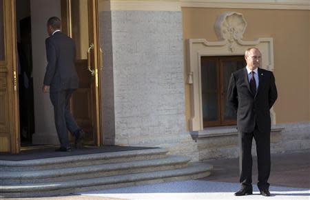 U.S. President Barack Obama (L) walks into Konstantin Palace after shaking hands with Russia's President Vladimir Putin during arrivals for the G-20 summit in St. Petersburg September 5, 2013. REUTERS/Pablo Martinez Monsivais/Pool