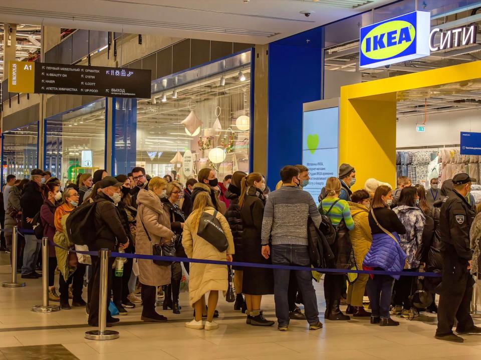 Ikea war ein beliebter Anziehungspunkt für Russen, die sich hier im Bild vor einem echten Geschäft in Moskau anstellten. Der Einzelhändler hat seine Filialen in Russland inzwischen geschlossen, aber an ihrer Stelle tauchen immer wieder Nachahmer auf. - Copyright: Vlad Karkov/SOPA Images/LightRocket via Getty Images russia ikea
