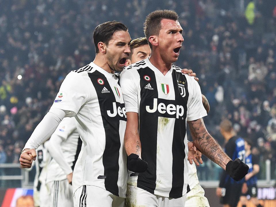 Mario Mandzukic (derecha) de Juventus festeja con sus compañeros Mattia De Sciglio (izquierda) y Paulo Dybala tras marcar el gol de la victoria 1-0 ante el Inter de Milán en Turín, el viernes 7 de diciembre de 2018. (Andrea Di Marco/ANSA via AP)