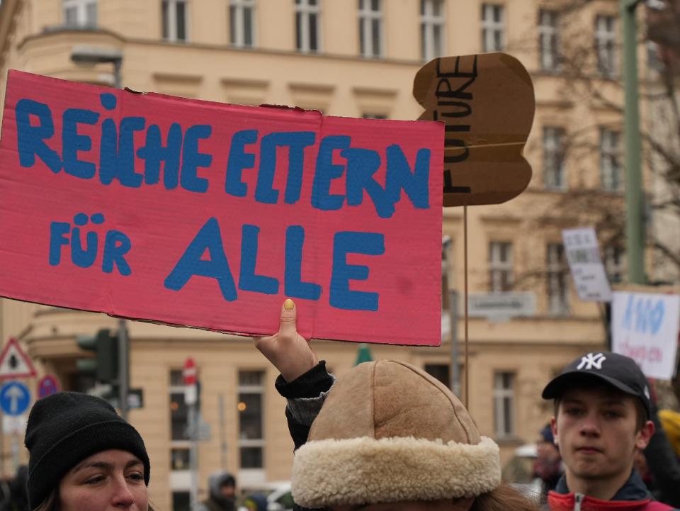 Ein Schild auf einer Fridays-for-Future-Demonstration in Berlin. Nur ein kleiner Prozentsatz der deutschen Haushalte hat ein Einkommen von über 150.000 Euro im Jahr.  - Copyright: picture alliance/Eibner-Pressefoto | Eibner-Pressefoto/Johann Medvey