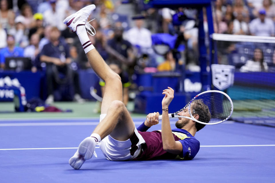 El ruso Daniil Medvedev cae al piso durante el partido contra el serbio Novak Djokovic en la final del US Open, el domingo 10 de septiembre de 2023, en Nueva York. (AP Foto/Manu Fernández)
