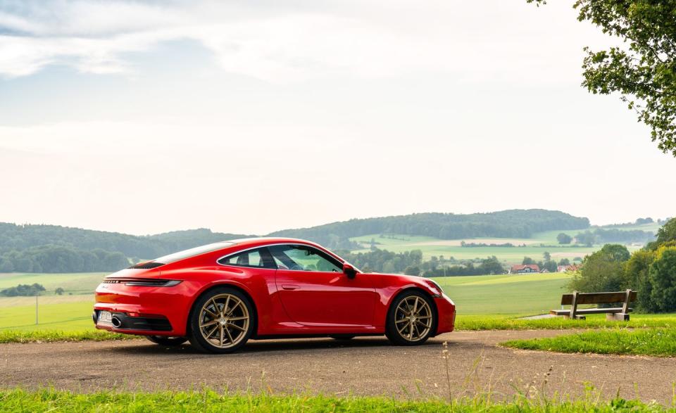 <p>2020 Porsche 911 Carrera</p>