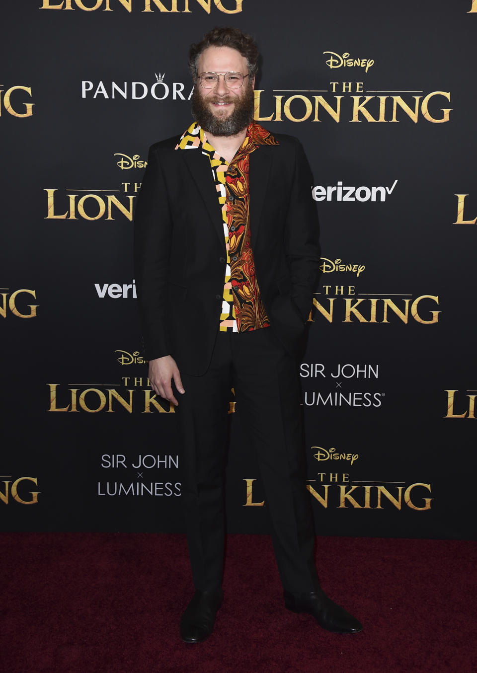 Un Seth Rogen (voz de Pumba) casi irreconocible tampoco faltó a su cita con la <em>premiere</em> de 'El Rey León'. (Foto: Jordan Strauss / AP)