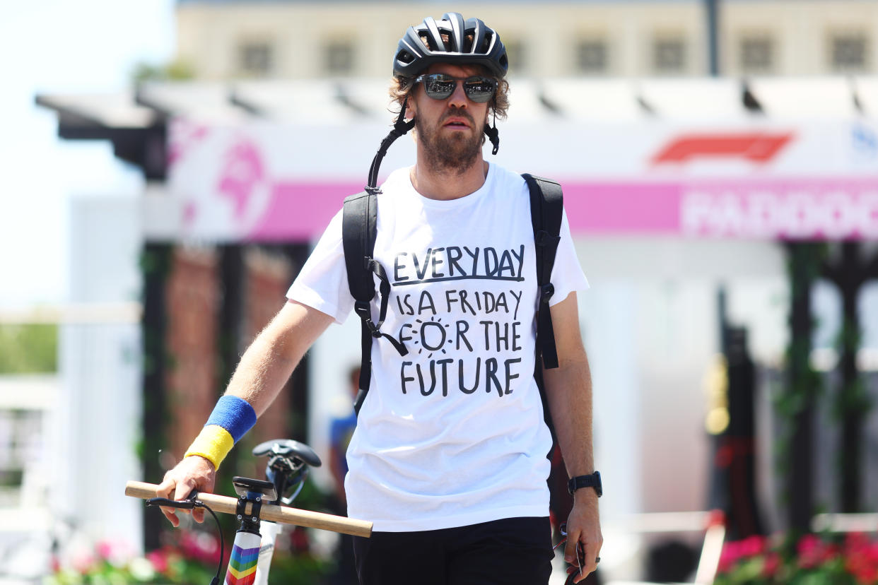 Sebastian Vettel con la camiseta que llevó para alertar del cambio climático en el Gran Premio de Azerbaiyán. “Cada día es viernes para el futuro”, se lee en ella. (Foto: Clive Rose / Getty Images).