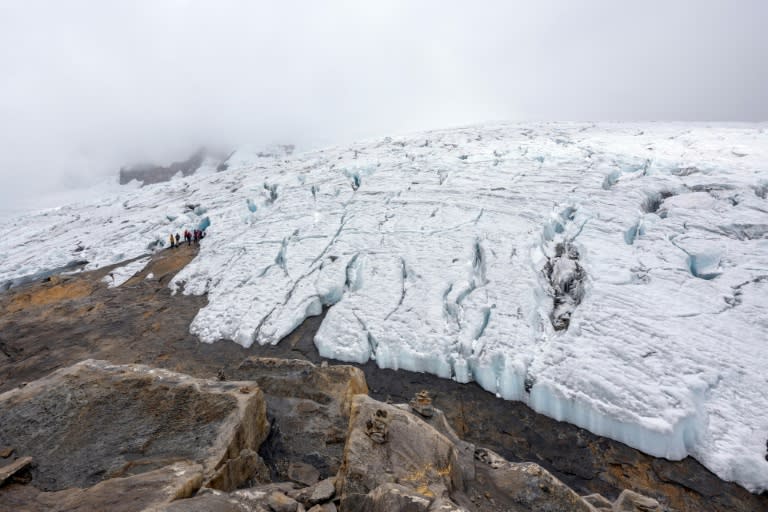 Turistas junto al Ritacuba Blanco, un glaciar agrietado por el fenómeno climatológico de El Niño en Colombia (Luis ACOSTA)