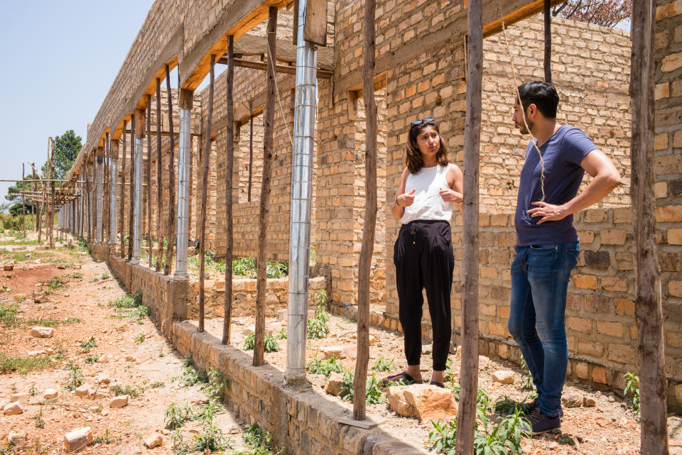 Hila Limar informiert sich bei einem Besuch in Uganda über den aktuellen Stand des Projekts. (Foto: Malte Metag für Visions for Children)