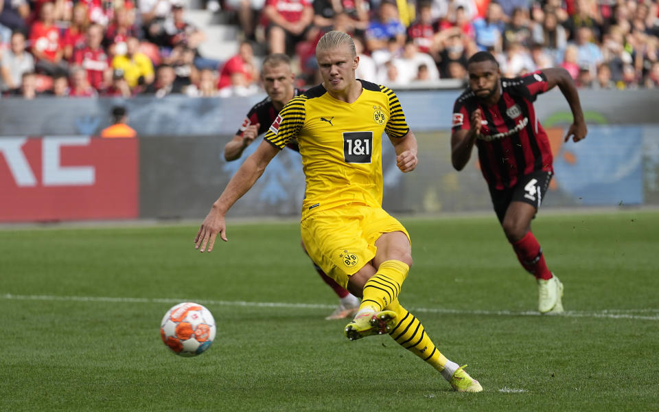 Erling Haaland, de Dortmund, anota de penal en partido de la Bundesliga entre Bayer Leverkusen y Borussia Dortmund en Leverkusen, Alemania, sábado 11 de setiembre de 2021. Dortmund ganó 4-3. (AP Foto/Martin Meissner)