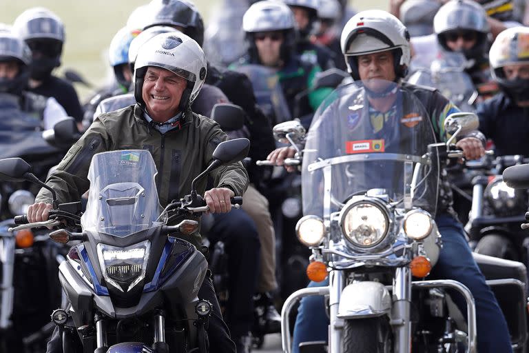 El Presidente de Brasil Jair Bolsonaro encabeza una caravana de motocicletas como festejo del Día de la Madre