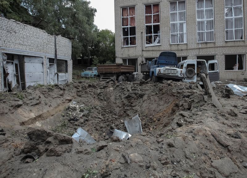 Un gran cráter es visible en el patio de una universidad por los bombardeos de la noche mientras continúa el ataque de Rusia a Ucrania en Járkov, Ucrania