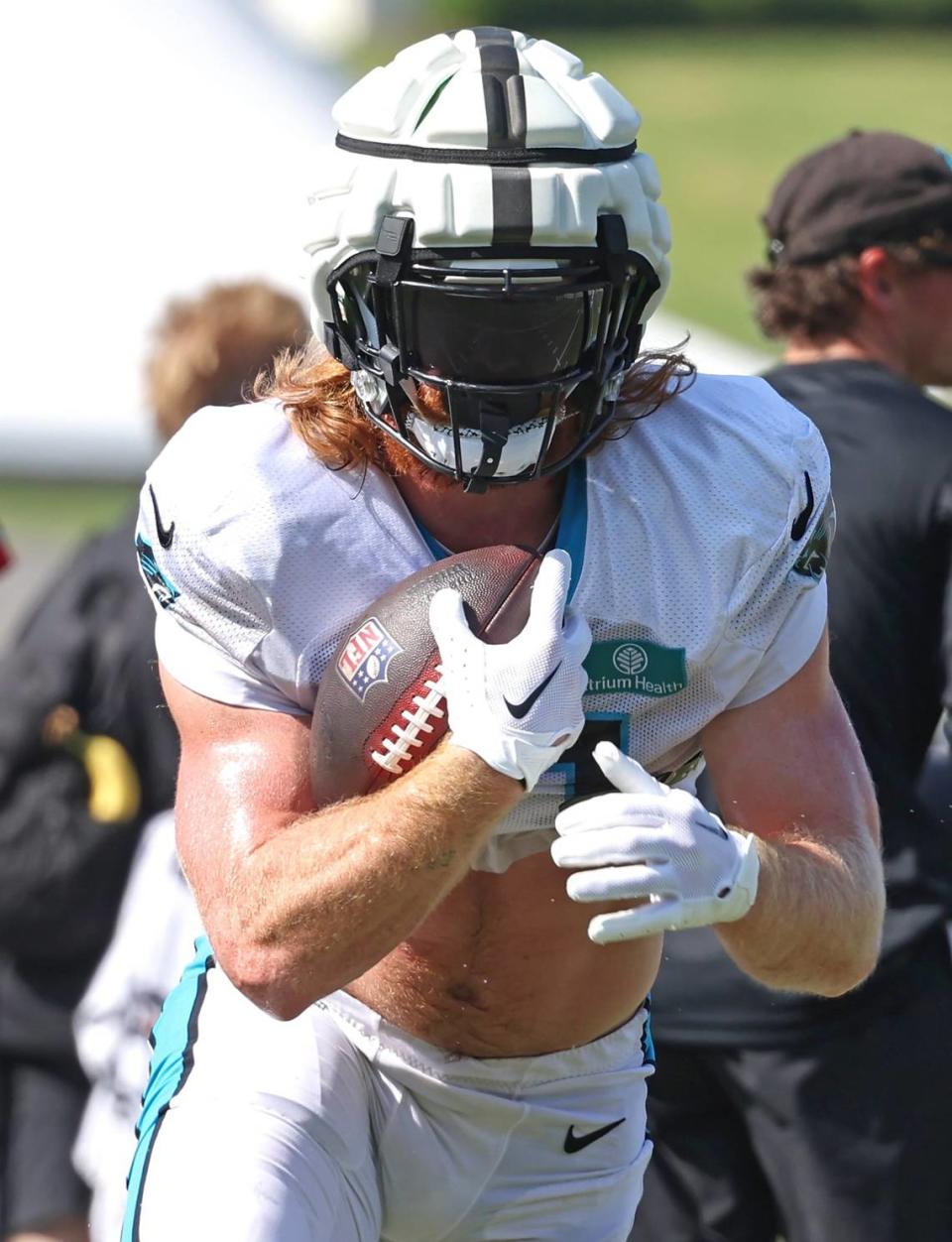 Carolina Panthers tight end Hayden Hurst carries the ball downfield after catching a pass during the team’s joint practice with the New York Jets on Wednesday, August 9, 2023 at Wofford College in Spartanburg, SC.