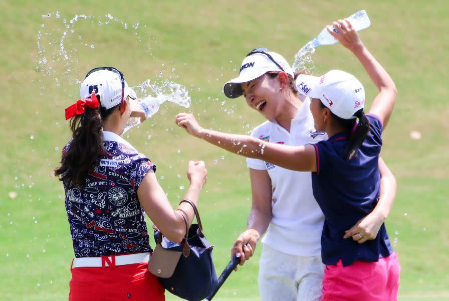 中山三奈選手與米娜米選手為脇元華鄉(白衣者）灑水歡呼。