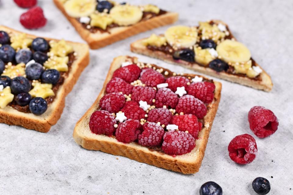 Auch zum süßen Frühstück passt Toast. Leckere und auch gesunde Alternativen zum schlichten Marmeladen-Toast sind Toppings mit frischen Früchten. Dafür bestreicht man Dinkel-Toastbrot mit Frischkäse, Joghurt oder auch Nussmus als Grundlage und belegt mit Obst wie Bananenscheiben, Himbeeren, Erdbeeren oder Heidelbeeren. Dazu passen Kakaonibs oder Quinoa-Puffs. (Bild: iStock/Firn)