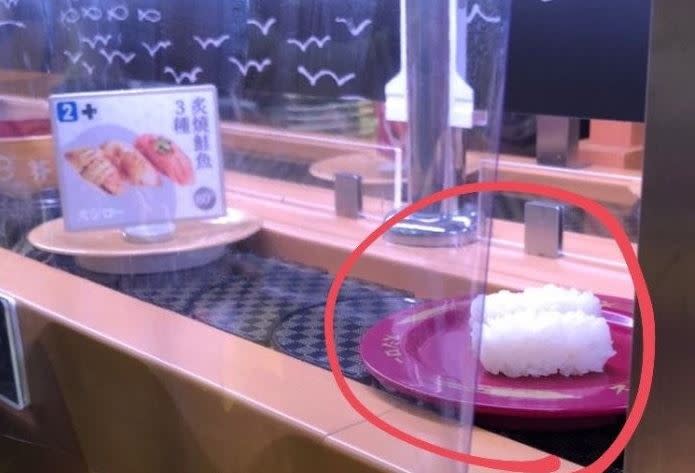 轉檯上的握壽司只有兩貫白飯。（圖／翻攝自Dcard）