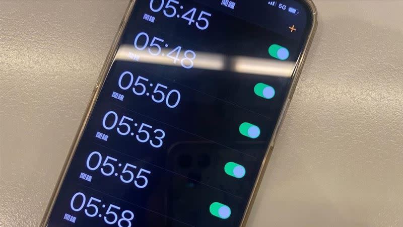 國外有網友發現，手機更新iOS 17後，鬧鐘突然不會響。（示意圖／資料照）