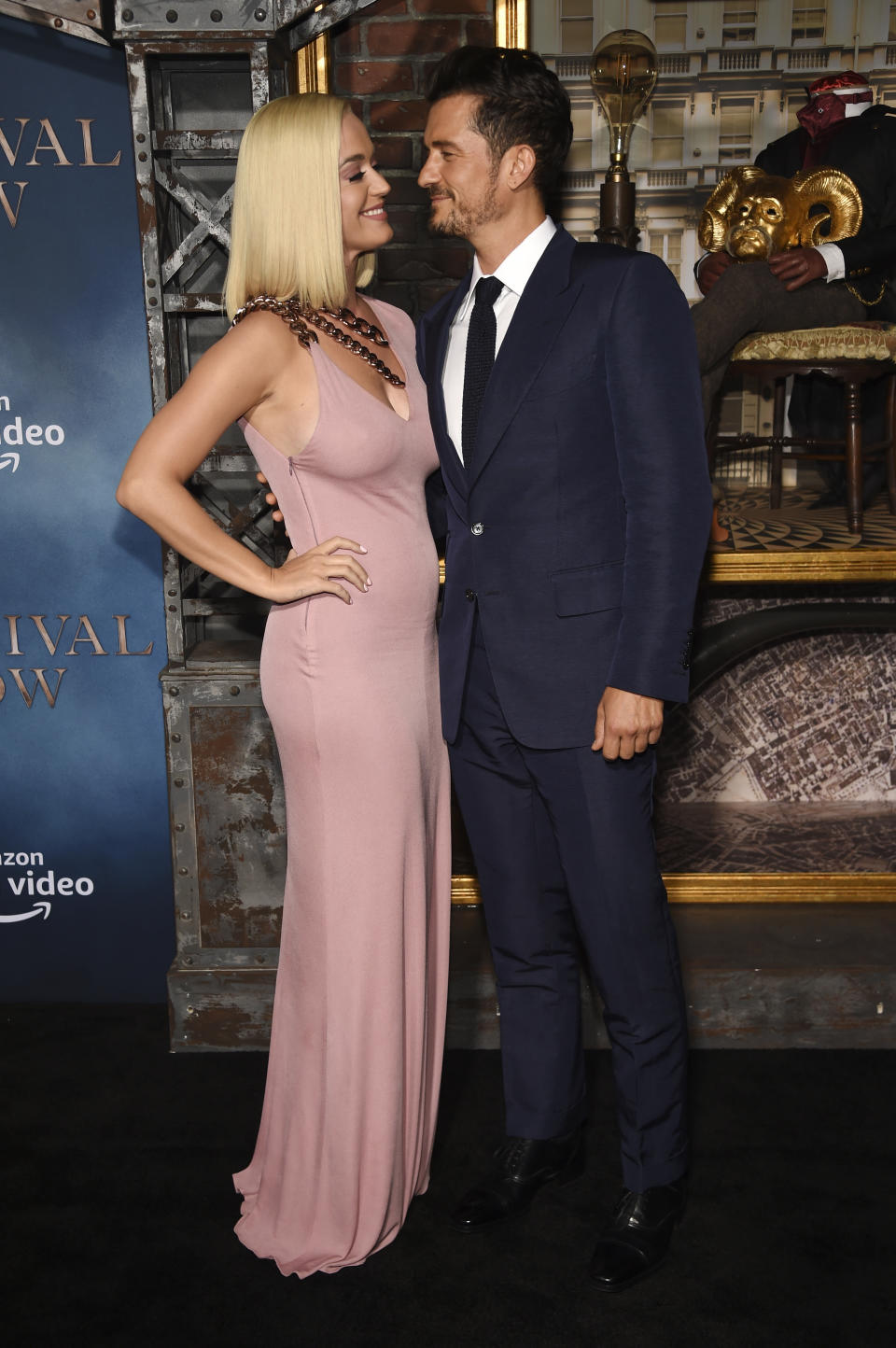 El actor Orlando Bloom, miembro del elenco de "Carnival Row" de Amazon Prime Video, posa con su novia, la cantante Katy Perry, durante la premiere de la serie en Los Angeles el 21 de agosto de 2019. El nuevo álbum de Perry, "Smile", sale el viernes 28 de agosto del 2020. (Foto por Chris Pizzello/Invision/AP, Archivo)