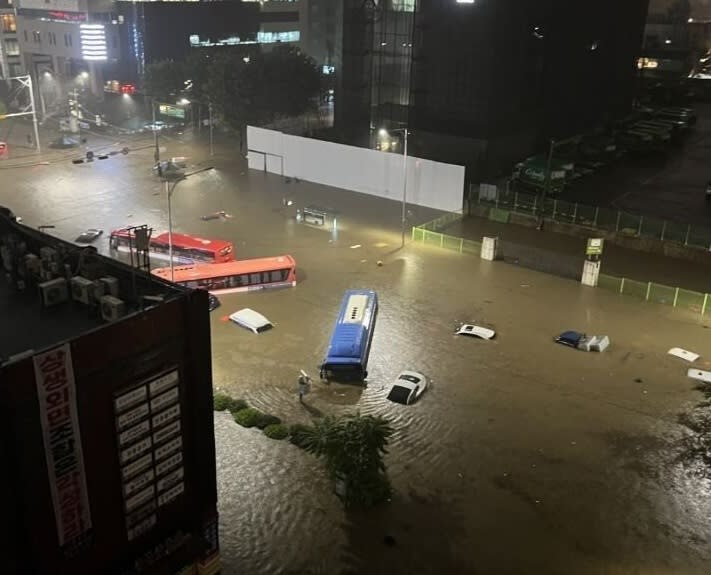 南韓首都圈（首爾、仁川、京畿道）8日晚間降下豪雨，不少汽車、公車慘遭滅頂。（圖／翻攝自推特 ㅁㅅㅊㅅ 帳號） 
