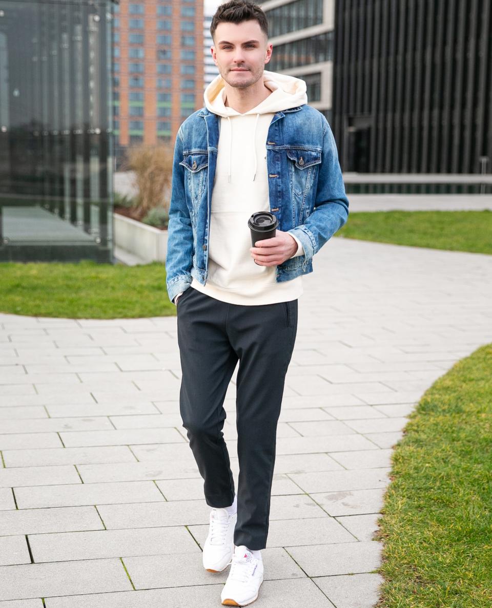 El estilista Paul Henry Duval con una sudadera con capucha de Sandro Paris, jeans Jacke Pepe, pantalones Roberto Ricci Design y zapatillas Reebok. (Foto de Mathis Wienand / Getty Images)