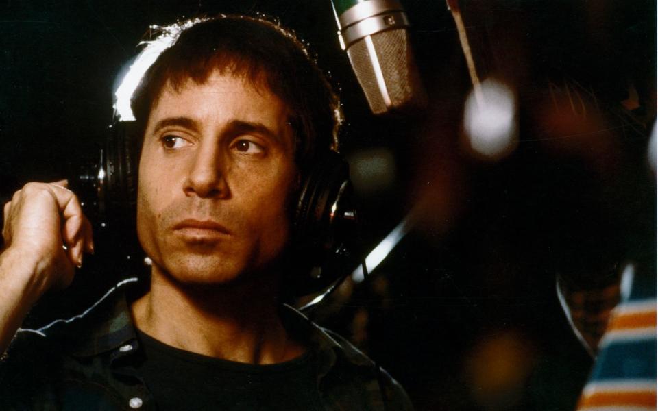 Paul Simon lernte bereits im Alter von zwölf Jahren das Gitarre spielen, hatte bereits mit 16 seinen ersten Chart-Hit.  (Bild: Louis Goldman / Sony Music Archives)