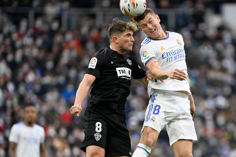 Raúl Guti, volante de Elche, compitiendo por la pelota con el alemán del Real Madrid, Toni Kroos.