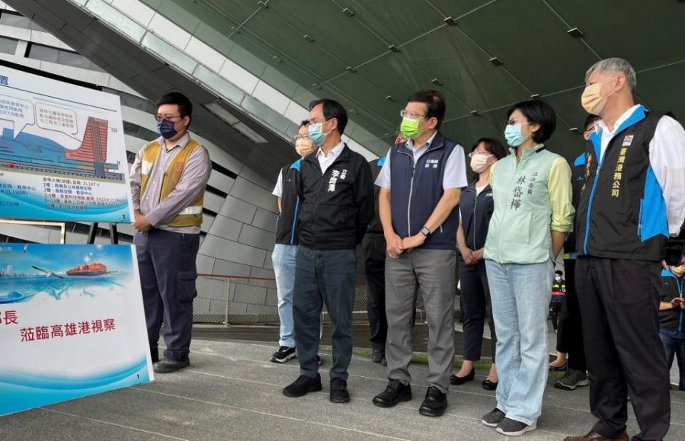 交通部長王國材視察高雄港客運專區旅運大樓。（記者許正雄翻攝）