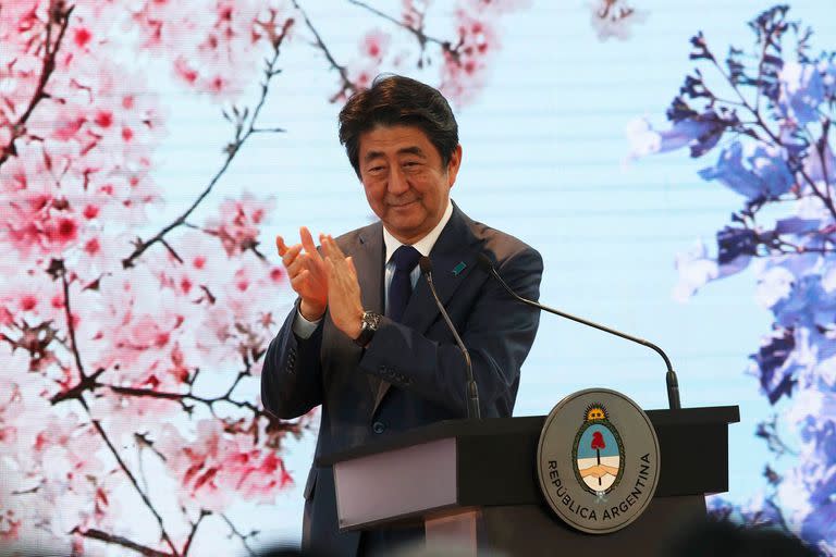 El primer ministro de Japón, Shinzo Abe, aplaude durante una reunión con el presidente de Argentina, Mauricio Macri, en el Centro Cultural Kirchner en Buenos Aires