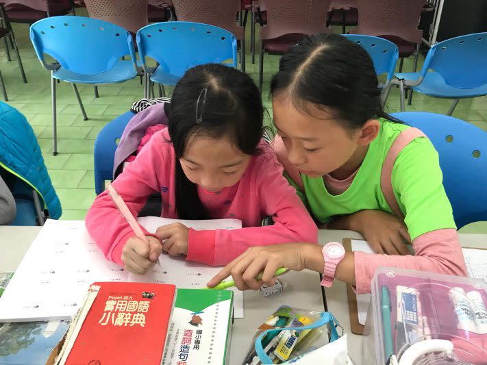 小葉參加課後照顧班，協助低年級孩子教導功課。（台灣世界展望會提供）