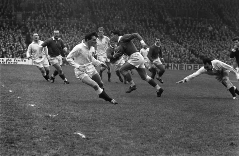 Le rugbyman André Boniface (balle en main) contre l'Angleterre lors du Tournoi des Cinq nations à Colombes, le 22 février 1964 (-)