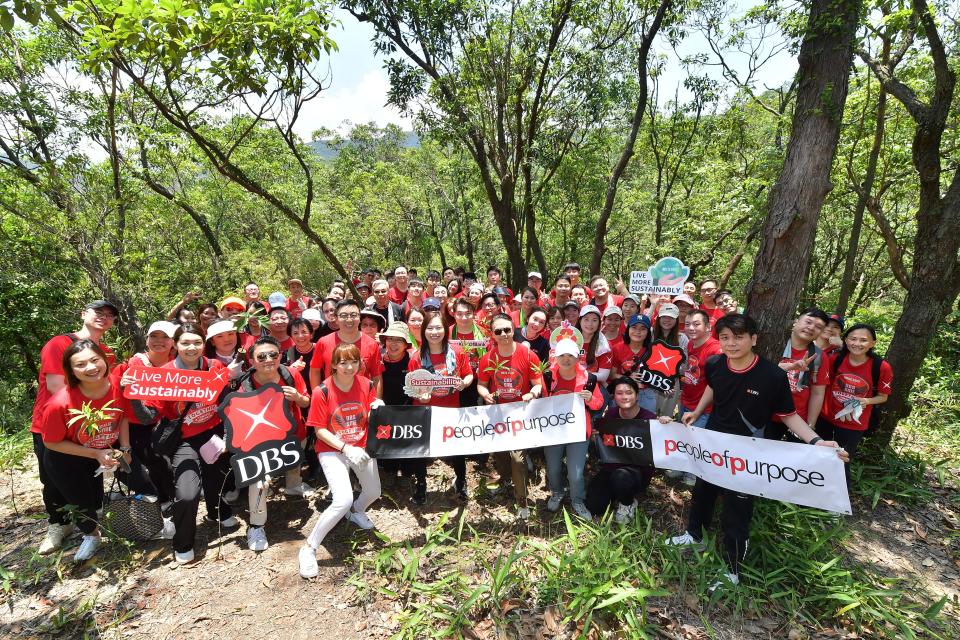 100名星展香港中小企業銀行員工參與是次植樹活動。
