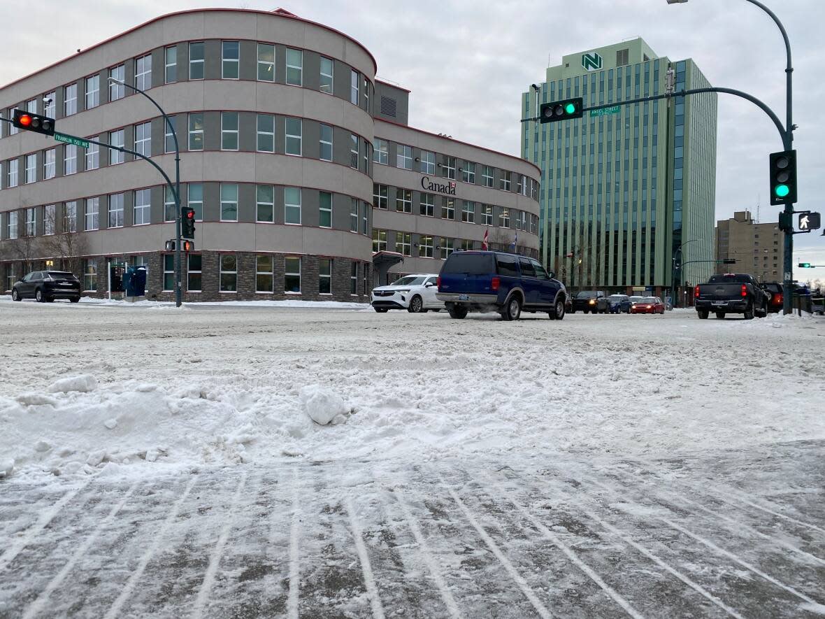 The snow piled up between the crosswalks on Franklin Avenue in Yellowknife on Nov. 17, 2022. ( Jenna Dulewich/CBC - image credit)