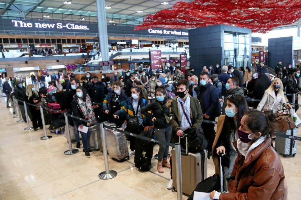 Dichtes Gedränge herrschte am Sonntag an den Check-in-Schaltern am BER.<span class="copyright">Adam Berry / Getty Images</span>