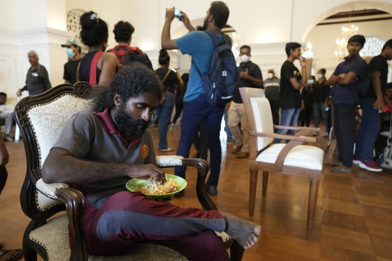 Un manifestante come en la residencia oficial del primer ministro el segundo día después de que fue asaltada en Colombo, Sri Lanka, el lunes 11 de julio de 2022.