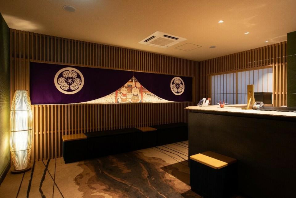 「Stay SAKURA Tokyo 淺草 橫綱Hotel」內部布置皆展現濃厚相撲文化色彩，彷彿置身於相撲大賽現場。   圖：東京觀光事務所台灣辦事處／提供