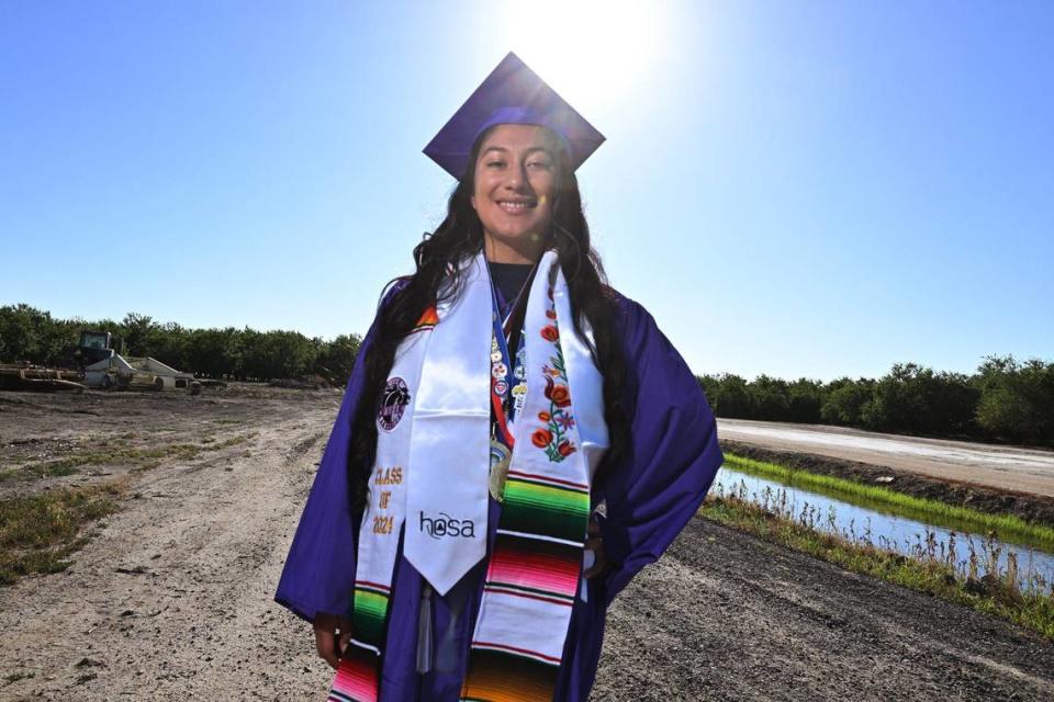 Elizabeth Gonzales-Cortes, de 18 años, se gradúa de Madera South High School. Irá a la UC Irvine para estudiar biología y pre-medicina. Fotografía del viernes 17 de mayo de 2024 en las afueras de Madera.