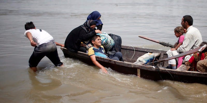 Displaced Iraqis cross the Tigris River by boat after the bridge has been temporarily closed, in western Mosul, Iraq May 6, 2017. REUTERS/Suhaib Salem