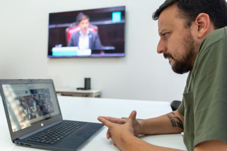 El senador bonaerense Emmanuel González Santalla observa en su computadora el discurso de apertura de sesiones del gobernador Axel Kicillof