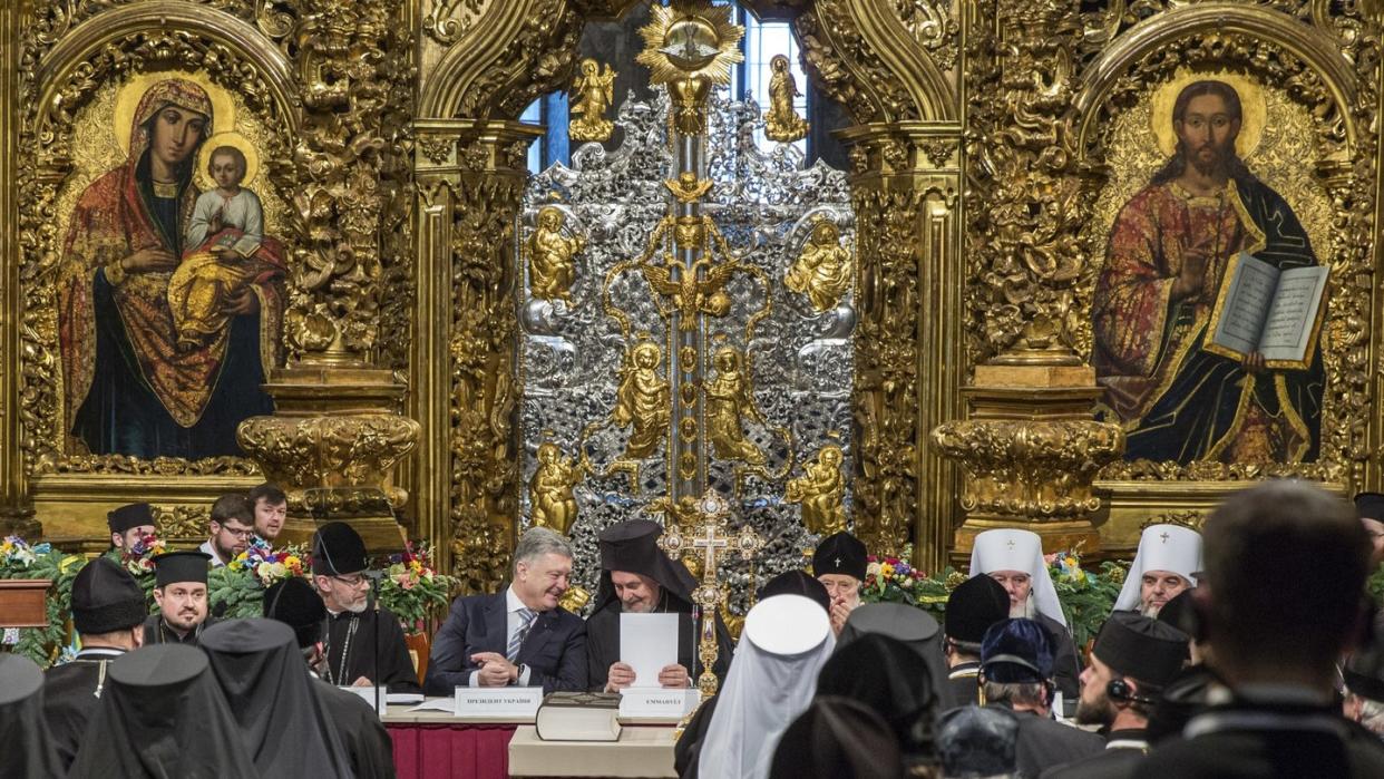 Präsident Petro Poroschenko zusammen mit dem Metropolit Emmanuel während der Synode in der Sophienkathedrale. Foto: Mykhailo Markiv