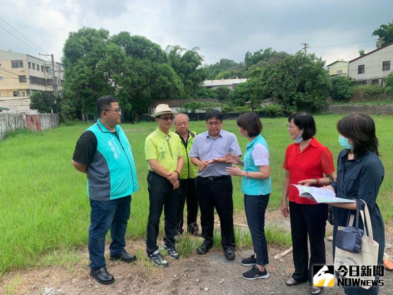 ▲立委黃秀芳向內政部營建署爭取興建社會住宅，內政部營建署針對擬在該處興建社會住宅一事，進行現況現勘。（圖／記者陳雅芳攝，2020.07.29）