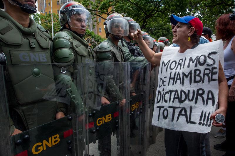 Una mujer protesta frente a miembros de la Guardia Nacional Bolivariana (GNB) hoy, miércoles 18 de mayo de 2016, en la ciudad de Caracas. (EFE/MIGUEL GUTIÉRREZ)
