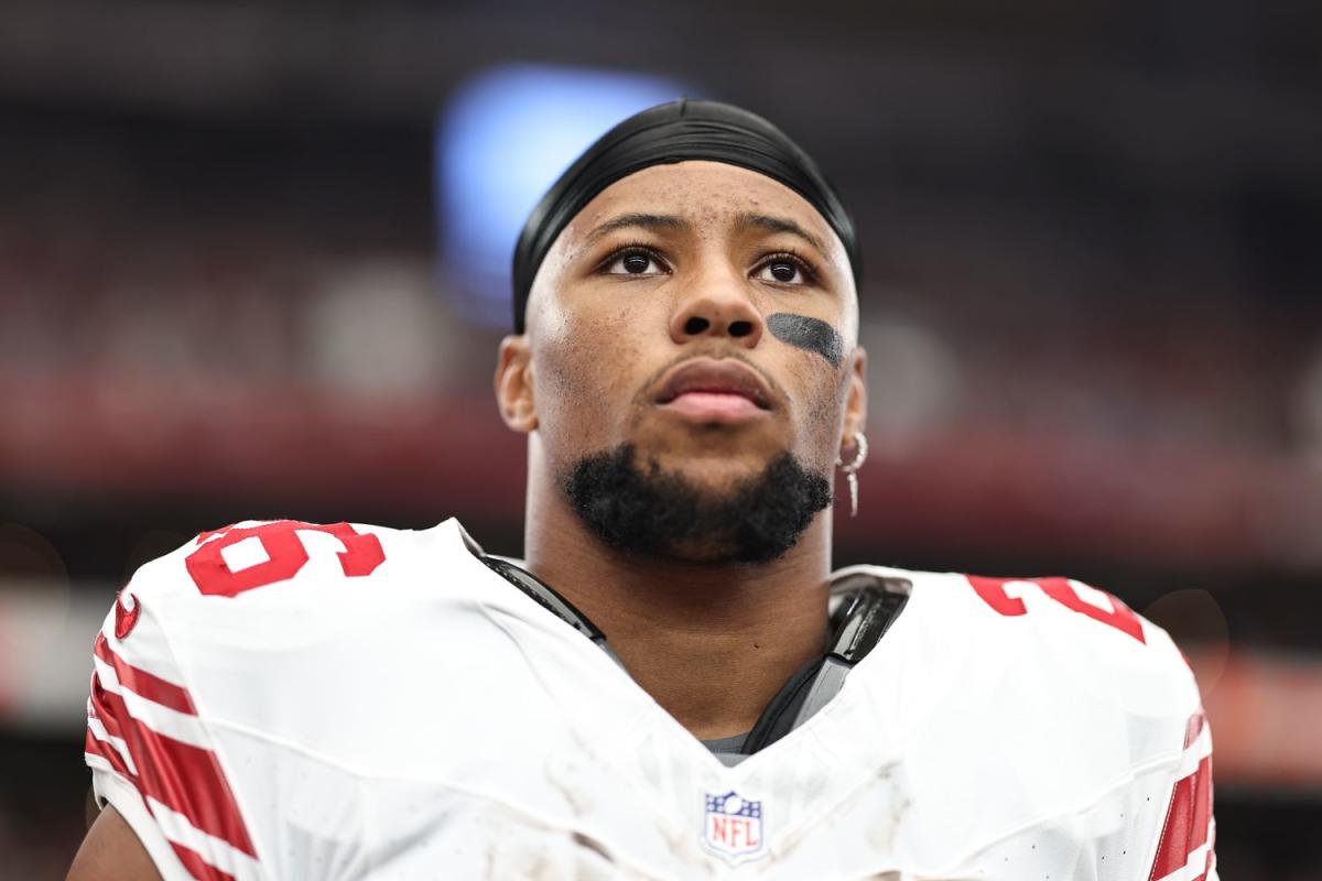 Daniel Jones saves Giants in 31-28 comeback win over Cardinals, but Saquon  Barkley hurts ankle - Yahoo Sports