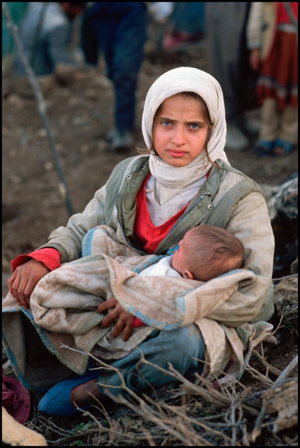 Kurdish refugees from the Iraq War, southern Turkey, 1991. (Photograph by Peter Turnley, Bates College Museum of Art; gift of John and Claudia McIntyre)