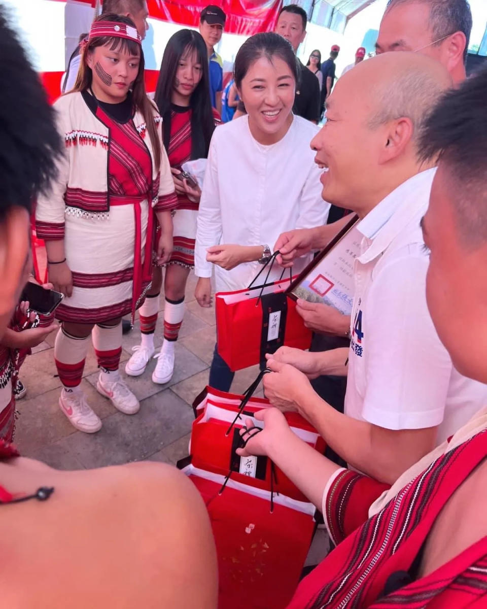 韓國瑜和南投仁愛國中的孩子們合影。（圖/中天新聞）