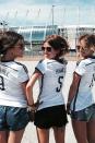 <p>Vermutlich haben die offiziellen Spielerfrauen der EM-Kicker speziell designte Versionen der Trikots ihrer Männer. Montana Yorke, Cathy Hummels und Ann-Kathrin Brömmel (v.l.) dürften sich ihre Shirts kaum selbst gestaltet haben.<br>Inoffizielle Spielerfrauen können sich entweder bei den Kindergrößen umschauen oder nähen sich die Männertrikots ein wenig um. Schon sitzen die übergroßen Shirts eng genug für einen sexy Auftritt beim Public Viewing.</p>