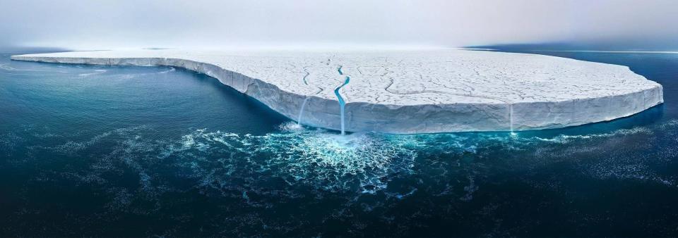 Derretimiento de la  capa de hielo de Austfonna en la isla ártica de Nordaustlandet, Noruega