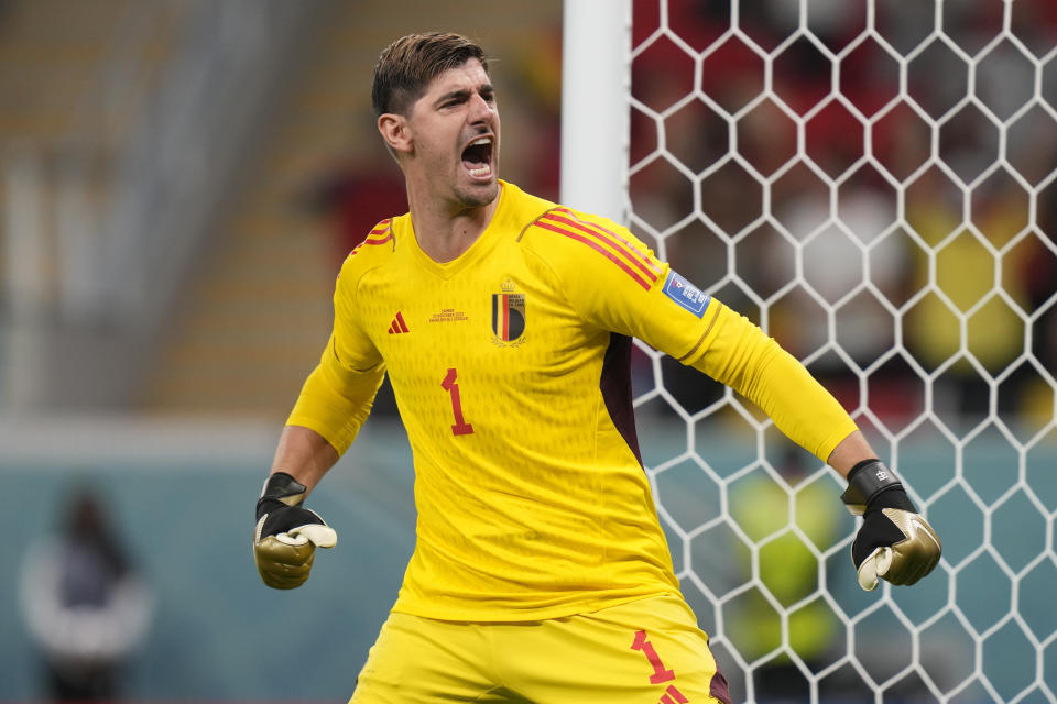 El arquero belga Thibaut Courtois celebra tras tapar un penal en el partido ante Canadá por el Grupo F del Mundial, el miércoles 23 de noviembre de 2022. (AP Foto/Darko Bandic)