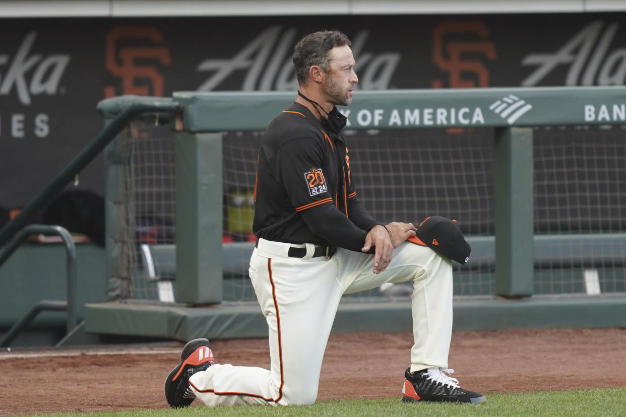 El entrenador de los Gigantes de San Francisco, Gabe Kapler, se arrodilla durante el himno nacional antes del partido contra los Padres de San Diego en Oracle Park. (Foto: Kyle Terada-USA TODAY Sports)