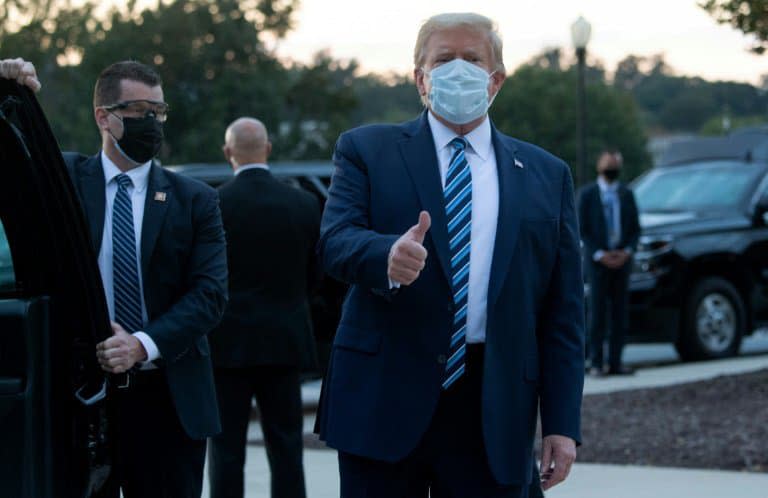 Le président américain Donald Trump quitte l'hôpital Walter Reed de Bethesda, le 5 octobre 2020
 - SAUL LOEB © 2019 AFP