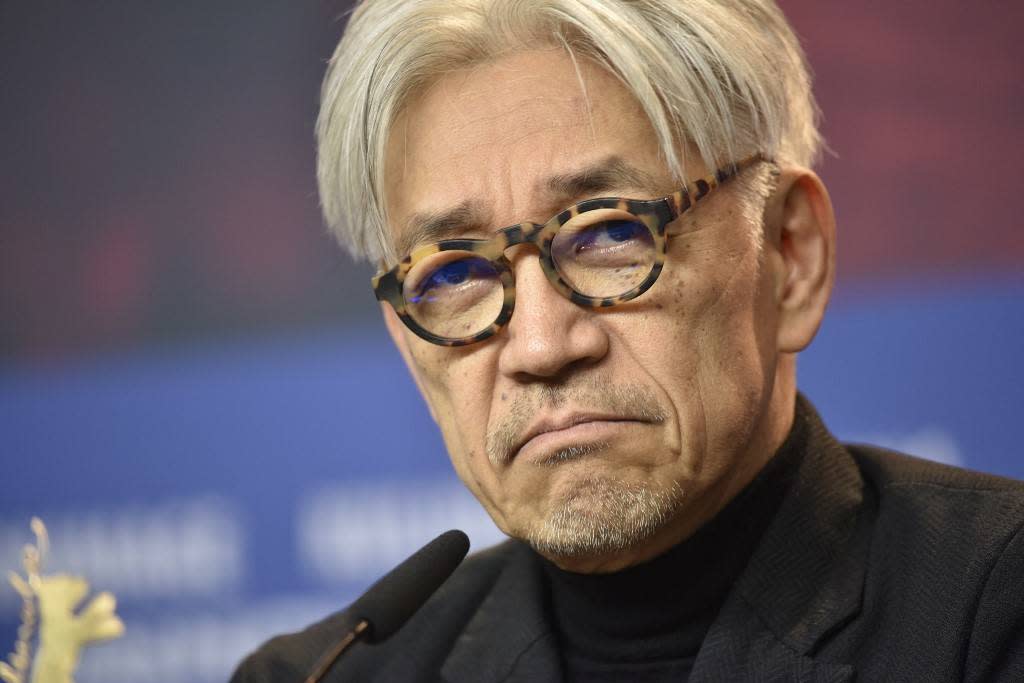 Le compositeur japonais Ryuichi Sakamoto est décédé le 28 mars 2023 des suites d’un cancer. Il avait 71 ans. 