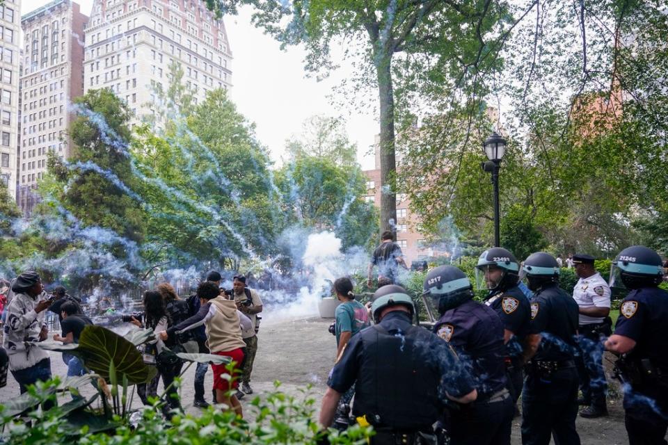 美國直播主宣布要送禮，結果有成千上萬粉絲聚集在紐約市聯合公園並發生鼓譟，有人破壞路邊車輛並向警方丟擲物品，現場相當混亂。美聯社