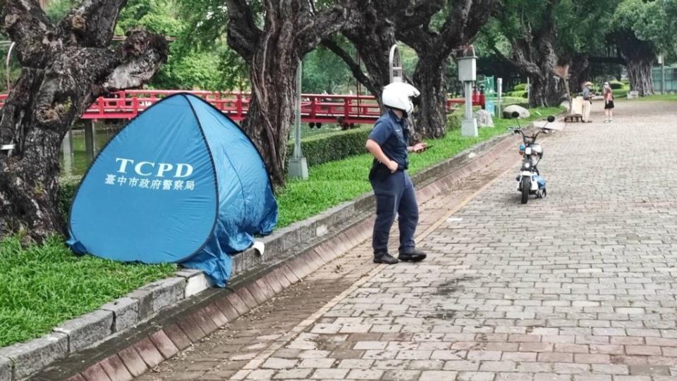 台中公園今早驚見1具女浮屍，且疑似已泡水2天。（圖／民眾提供）