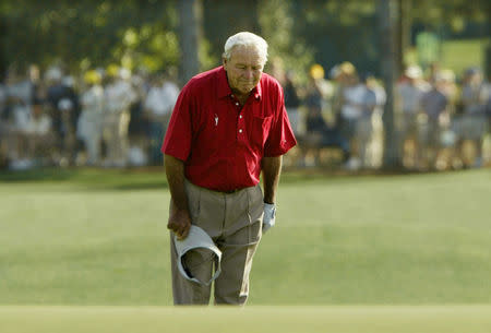 Arnold Palmer pauses and bows to the gallery as he walks to the 18th green during his final competitive appearance in the Masters golf tournament at Augusta National Golf Club in Augusta, Georgia. REUTERS/Kevin Lamarque